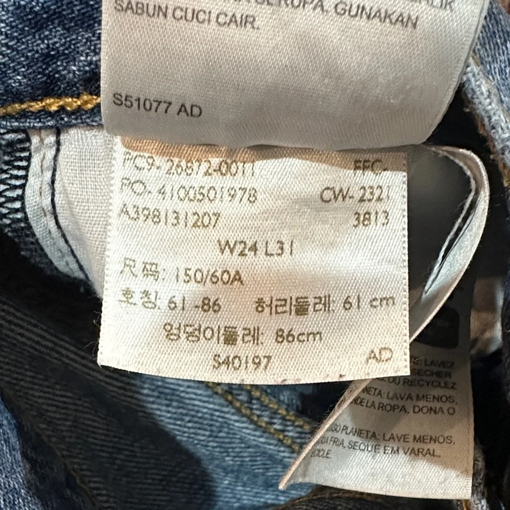 Levi Strauss Distressed Women Jeans - Picture 7 of 7